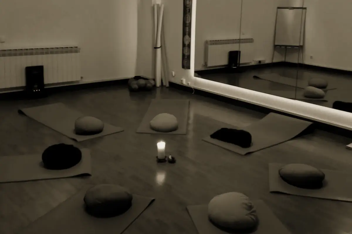 La sala, en silencio