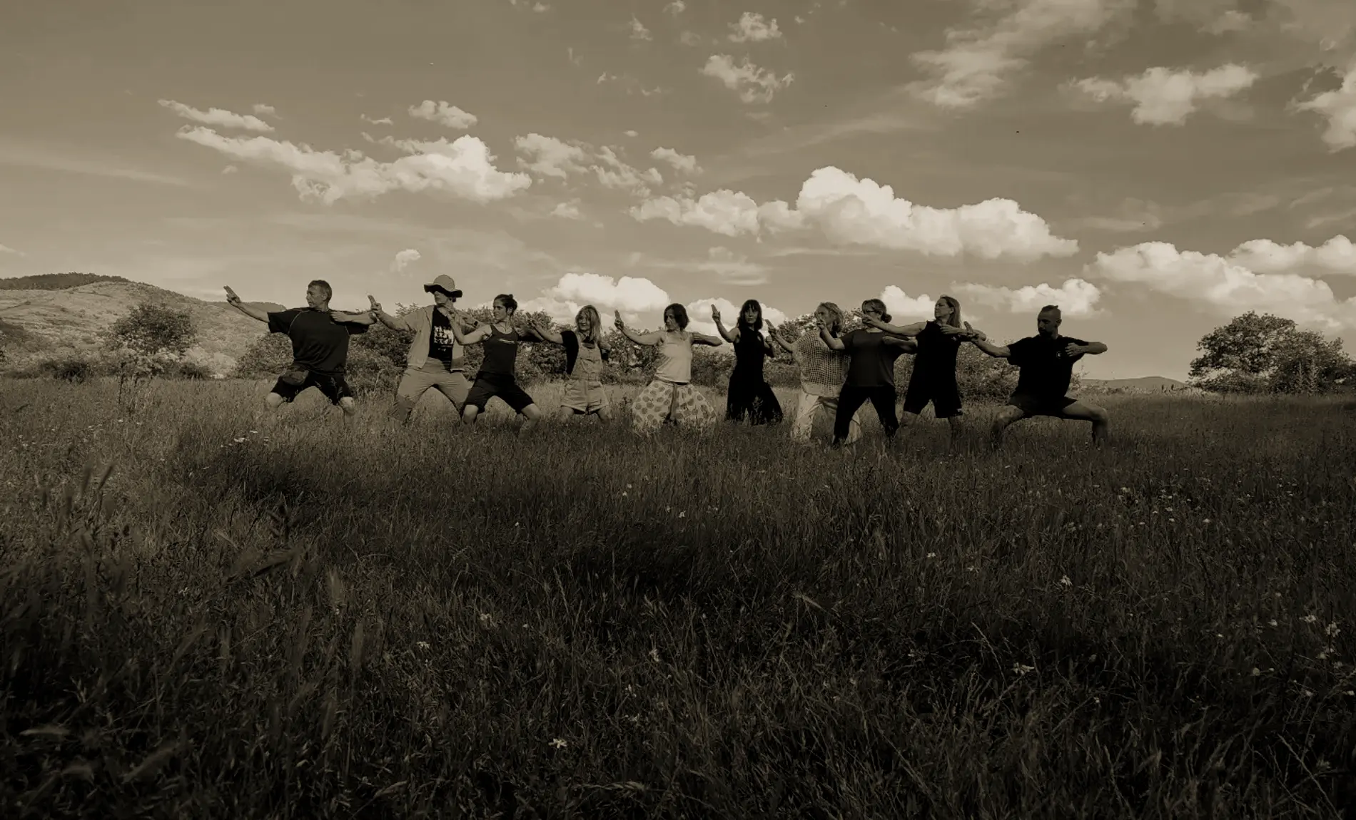 Grupo de la escuela practicando Qi Gong al aire libre