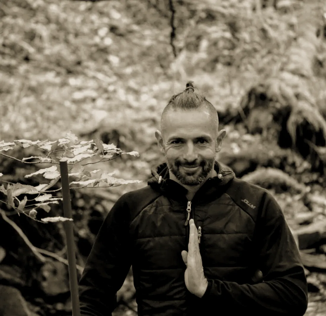 Gaudencio Ruiz Marcos saludando en un bosque