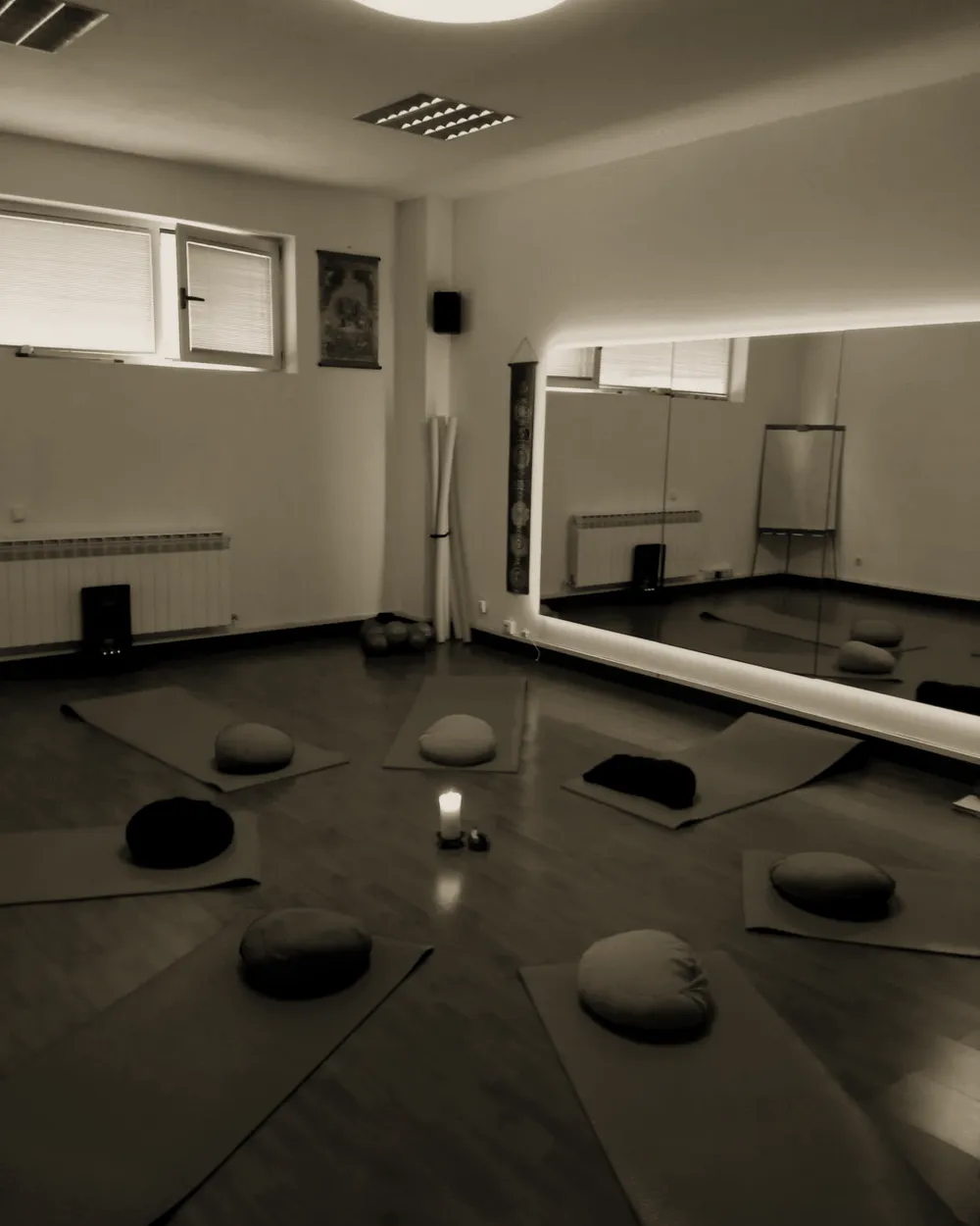 La sala de la escuela en Burgos, con esterillas, cojines y una vela encendida