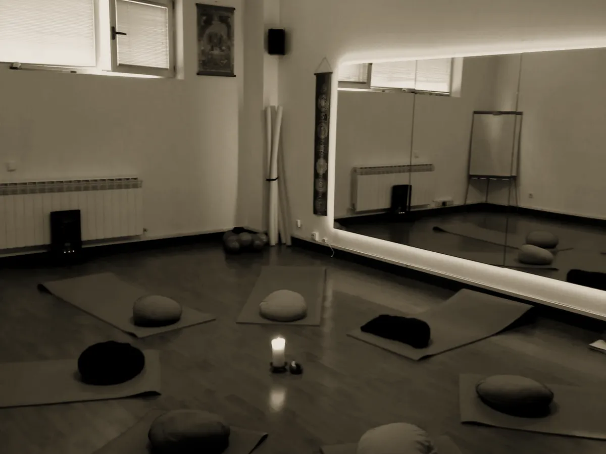 La sala de la escuela, con los cojines preparados
